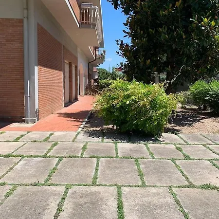 Grande 130mq Con Posto Auto In Giardino Privato شقة *
